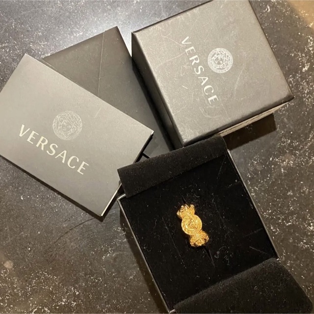 VERSACE(ヴェルサーチ)のVERSACE ヴェルサーチェ トリビュートメドゥーサリング/メンズ金 メンズのアクセサリー(リング(指輪))の商品写真