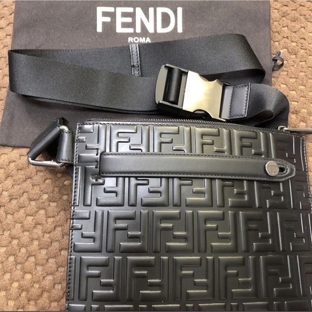 FENDI(フェンディ)の【大特価!!】FENDI ショルダーバッグ ズッカ柄 (希少) メンズのバッグ(ショルダーバッグ)の商品写真