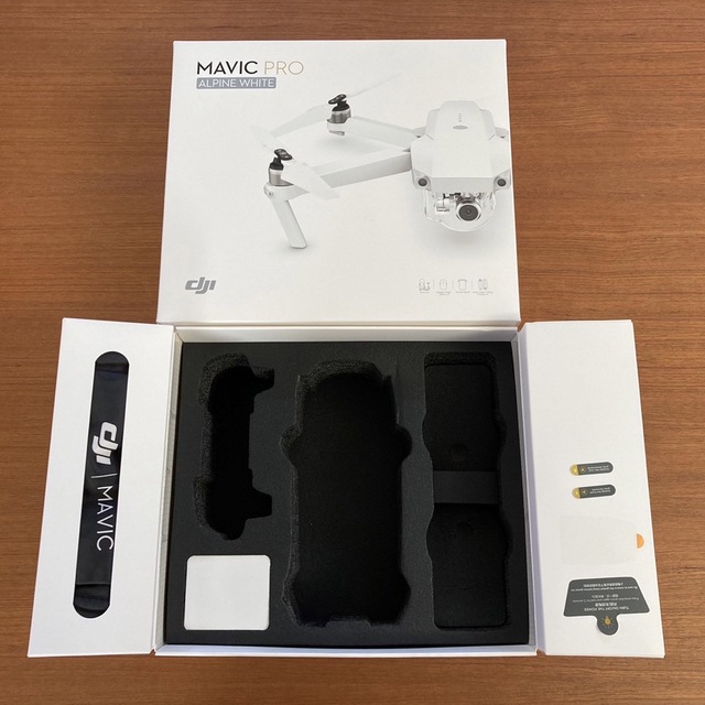 DJI  MAVIC PRO ALPINE WHITE  ドローン エンタメ/ホビーのおもちゃ/ぬいぐるみ(ホビーラジコン)の商品写真