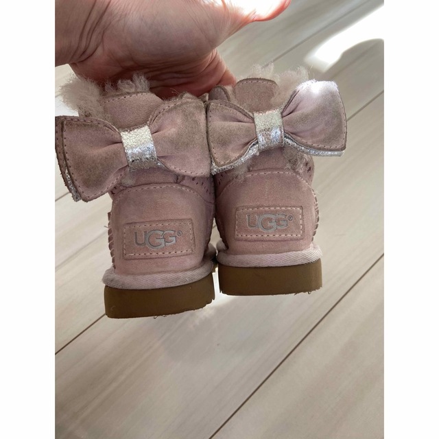 UGG(アグ)の可愛い！アグブーツ　ピンク　リボン　14 14.5 キッズ/ベビー/マタニティのベビー靴/シューズ(~14cm)(ブーツ)の商品写真