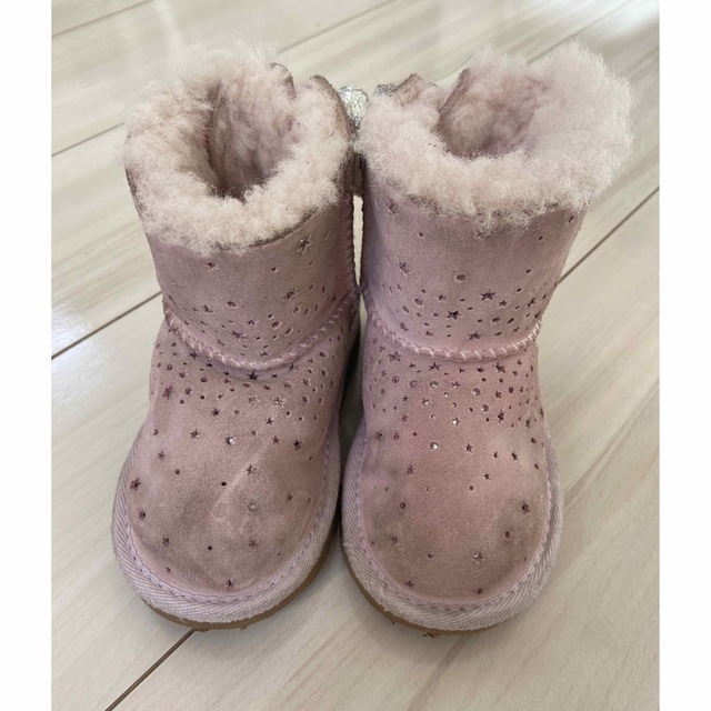 UGG(アグ)の可愛い！アグブーツ　ピンク　リボン　14 14.5 キッズ/ベビー/マタニティのベビー靴/シューズ(~14cm)(ブーツ)の商品写真