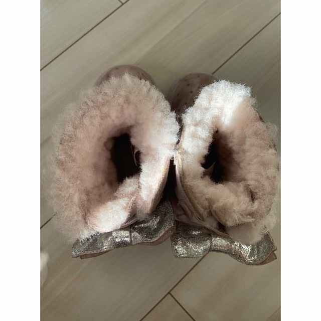 UGG(アグ)の可愛い！アグブーツ　ピンク　リボン　14 14.5 キッズ/ベビー/マタニティのベビー靴/シューズ(~14cm)(ブーツ)の商品写真