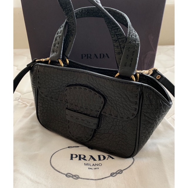 PRADA(プラダ)のPRADA・最終値下げショルダーバッグ・ポシェット・クロスボディ・斜め掛け可能 レディースのバッグ(ショルダーバッグ)の商品写真