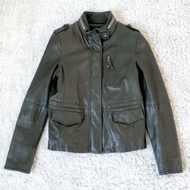 23区(ニジュウサンク)の【美品】23区 スタンドカラー ラムレザージャケット オリーブ 40サイズ レディースのジャケット/アウター(ライダースジャケット)の商品写真