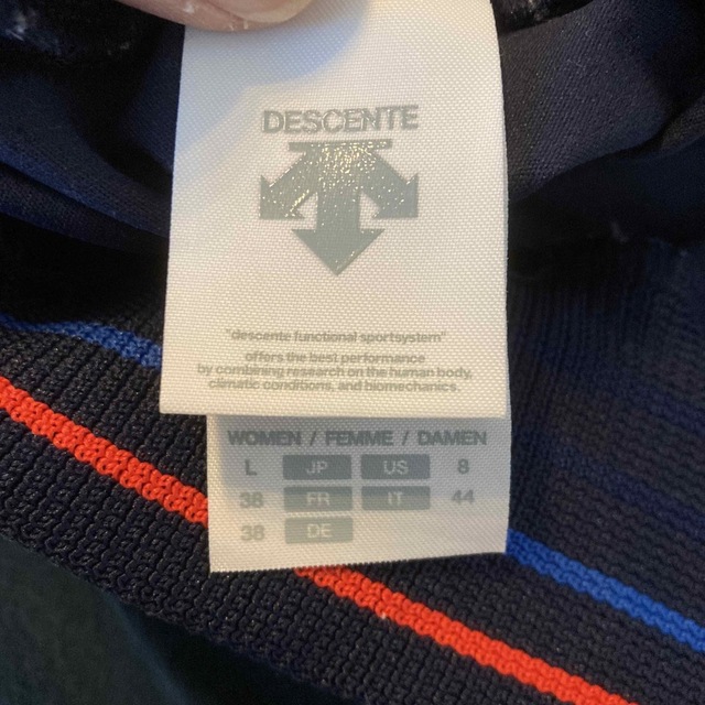 DESCENTE(デサント)のmove sport 7分 ハーフパンツ 紺 スポーツ/アウトドアのランニング(ウェア)の商品写真