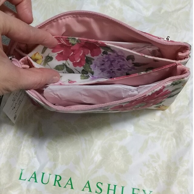 LAURA ASHLEY(ローラアシュレイ)のローラアシュレイ 新品ポーチ レディースのファッション小物(ポーチ)の商品写真