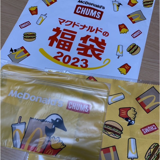 マクドナルド(マクドナルド)のマクドナルド福袋2023  ジッパーポーチ＆クリーナークロス エンタメ/ホビーのコレクション(ノベルティグッズ)の商品写真