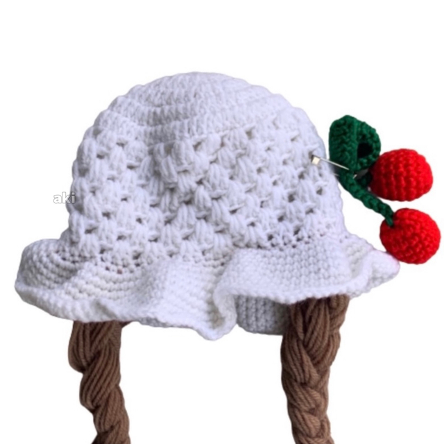 子ども用 三つ編み フレア ニット帽 キュート さくらんぼ チャーム付き 帽子 キッズ/ベビー/マタニティのこども用ファッション小物(帽子)の商品写真