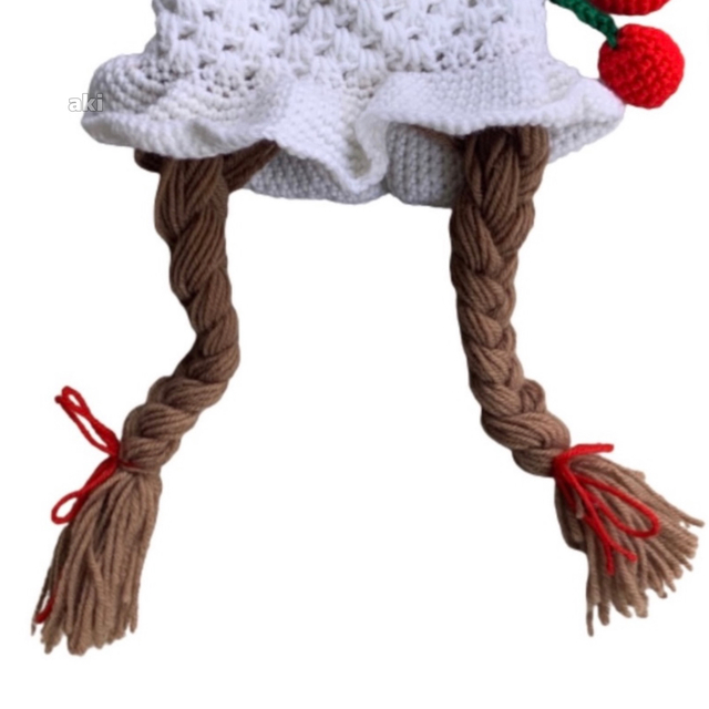 子ども用 三つ編み フレア ニット帽 キュート さくらんぼ チャーム付き 帽子 キッズ/ベビー/マタニティのこども用ファッション小物(帽子)の商品写真