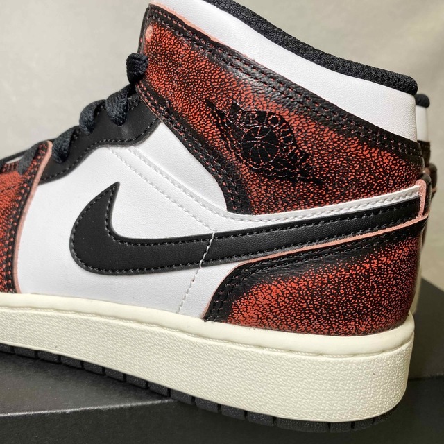 NIKE(ナイキ)の新品未使用 NIKE AIR JORDAN1 ナイキ エアジョーダン1 赤白 レディースの靴/シューズ(スニーカー)の商品写真