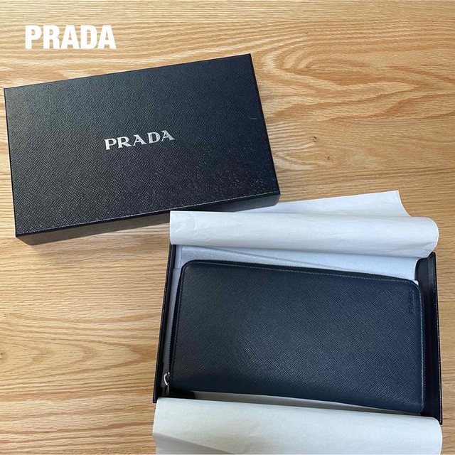 【美品】PRADA プラダ 財布 パスポート入れ 紺色カラーNERO