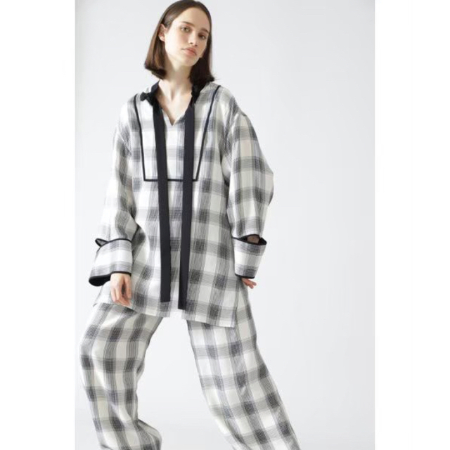 ランキング2022 極美品 ꕤ ADORE ウールブラウス アシンメトリー