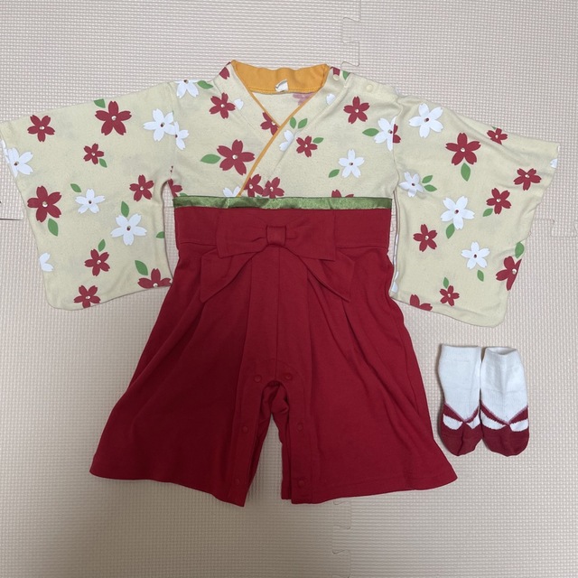 袴ロンパース　80サイズ　足袋風ソックス付き キッズ/ベビー/マタニティのベビー服(~85cm)(ロンパース)の商品写真