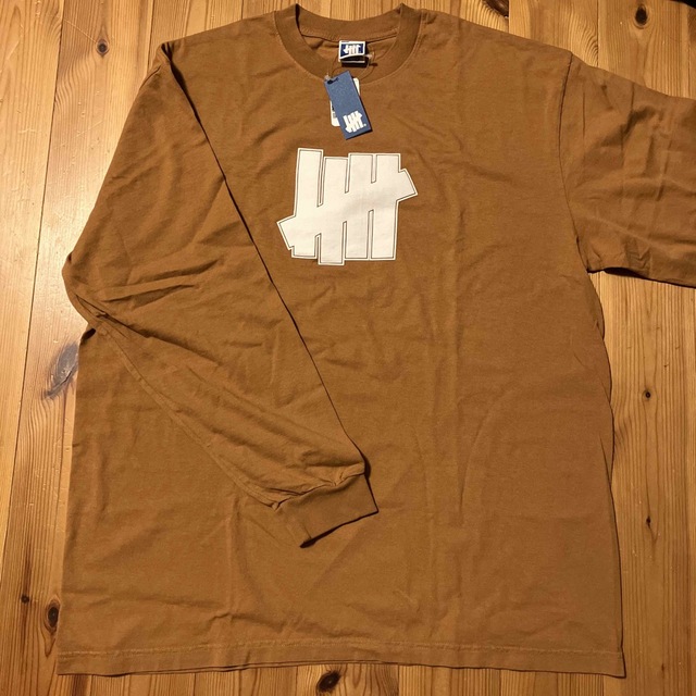 UNDEFEATED(アンディフィーテッド)のアンディーフィーテッド　ストライクロングスリーブTシャツ メンズのトップス(Tシャツ/カットソー(七分/長袖))の商品写真