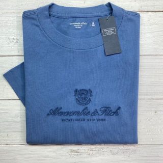 アバクロンビーアンドフィッチ(Abercrombie&Fitch)の新品【メンズXS】★アバクロ★スマート！総刺しゅうロゴ半袖Tシャツ/明るめ紺(Tシャツ/カットソー(半袖/袖なし))