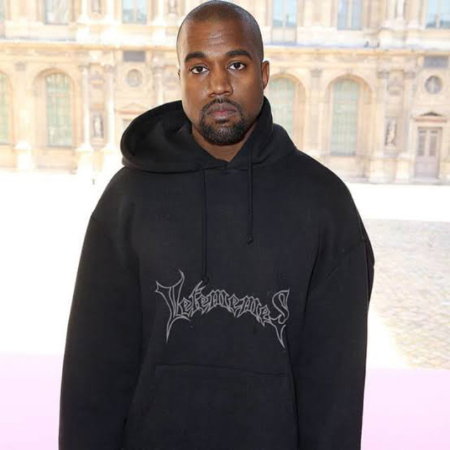 VETEMENTS ヴェトモン パーカー メタルロゴ-