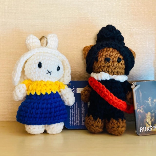 miffy(ミッフィー)のミッフィーあみぐるみ【オランダジャストダッチ】フェルメールミルクメイドキーリング ハンドメイドのぬいぐるみ/人形(あみぐるみ)の商品写真