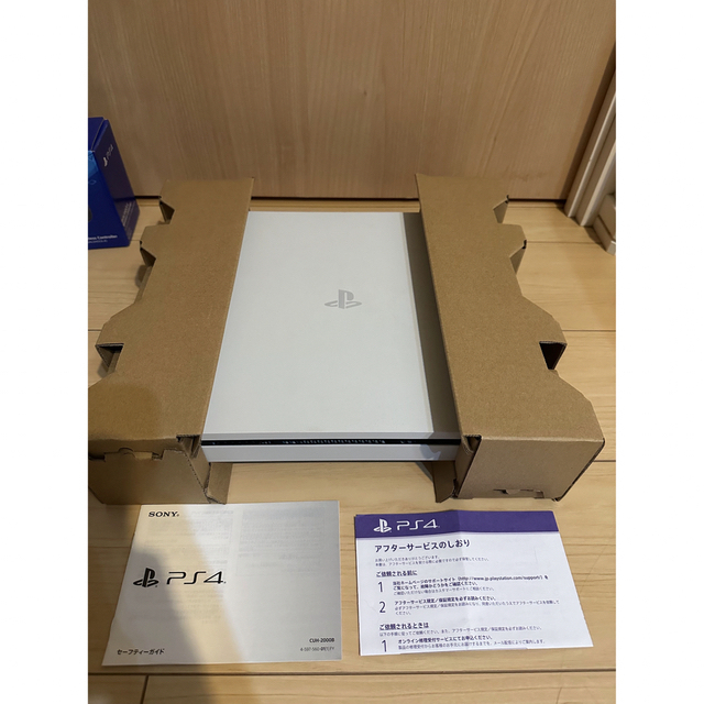 PlayStation4(プレイステーション4)のPlayStation®4 グレイシャー・ホワイト 1TB CUH-2000B… エンタメ/ホビーのゲームソフト/ゲーム機本体(家庭用ゲーム機本体)の商品写真