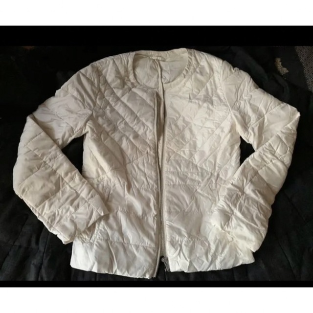 GU(ジーユー)のGU ジーユーの薄い綿入れ ジヤケット白色 S レディースのジャケット/アウター(ダウンジャケット)の商品写真