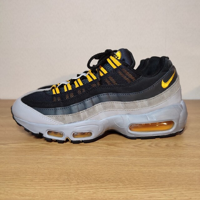 大人気 NIKE AIR MAX 95 ESSENTIAL