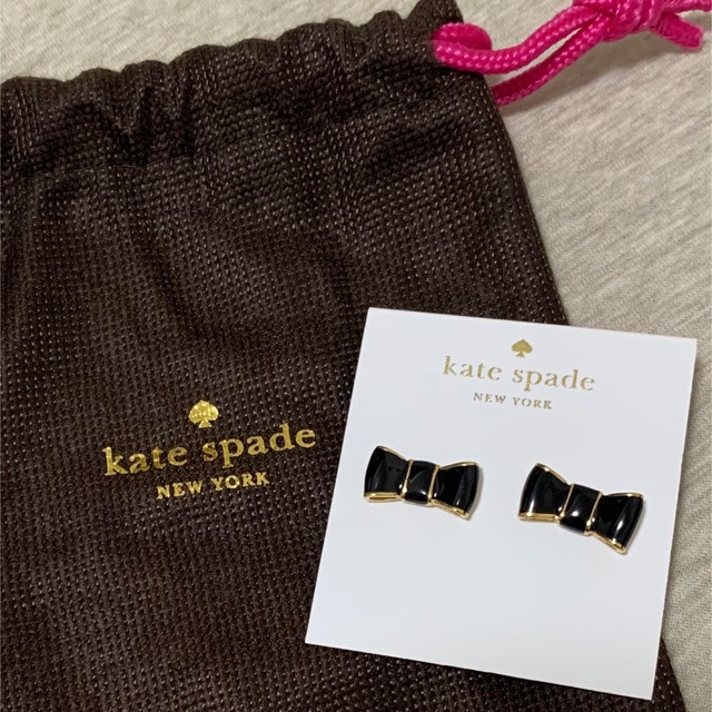 kate spade new york(ケイトスペードニューヨーク)の新品未使用 ケイトスペード リボン ピアス ブラック レディースのアクセサリー(ピアス)の商品写真