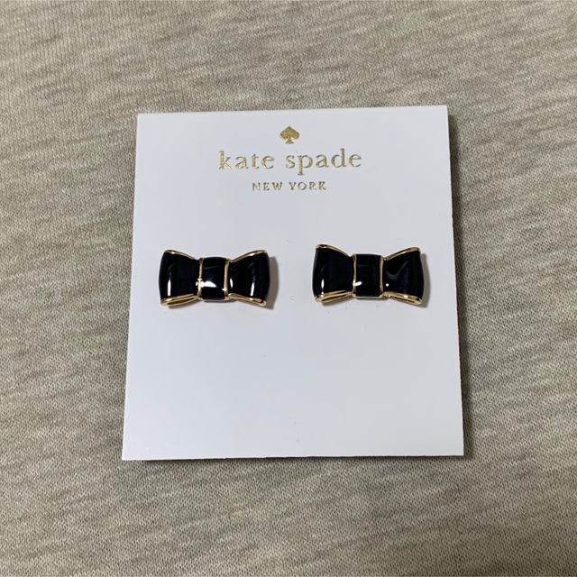 kate spade new york(ケイトスペードニューヨーク)の新品未使用 ケイトスペード リボン ピアス ブラック レディースのアクセサリー(ピアス)の商品写真