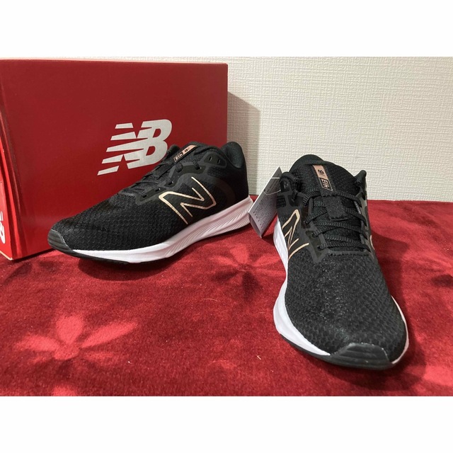 New Balance(ニューバランス)のLee様専用箱無しnewbalance23cmレディーススニーカーランニング レディースの靴/シューズ(スニーカー)の商品写真