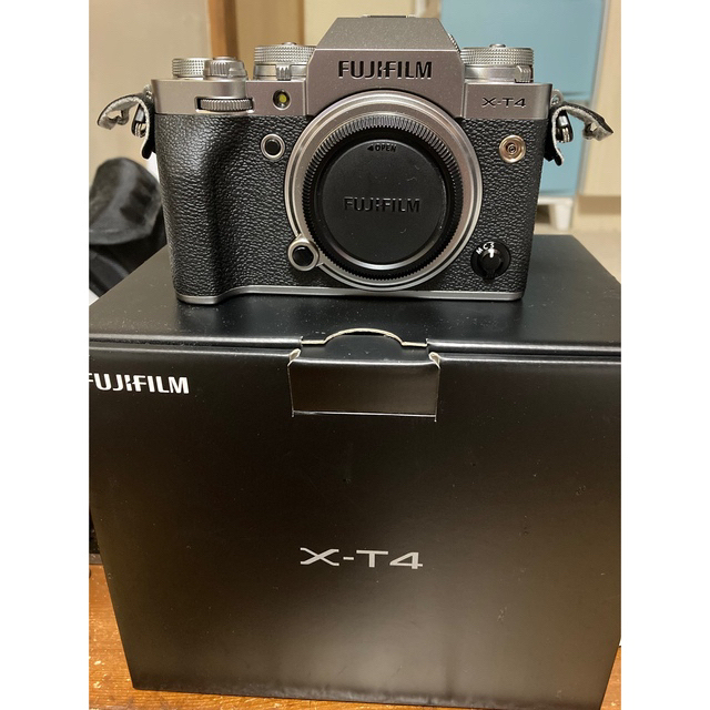 富士フイルム(フジフイルム)の美品 fujifilm X-T4 SILVER  ※おまけ付 スマホ/家電/カメラのカメラ(ミラーレス一眼)の商品写真