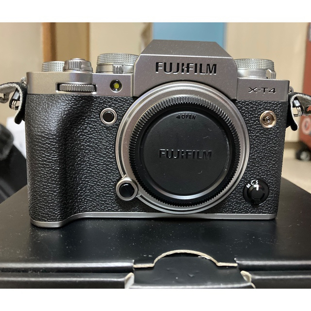 富士フイルム(フジフイルム)の美品 fujifilm X-T4 SILVER  ※おまけ付 スマホ/家電/カメラのカメラ(ミラーレス一眼)の商品写真