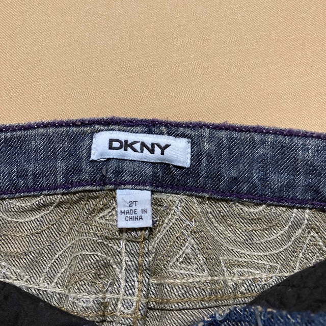DKNY(ダナキャランニューヨーク)のDKNYキッズパンツ、　　21 ウエスト25センチ    レディースのパンツ(デニム/ジーンズ)の商品写真