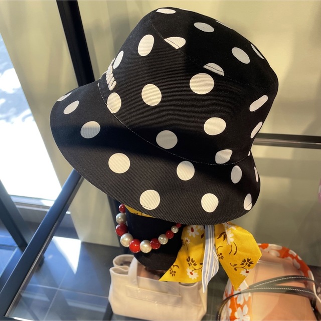 miumiu(ミュウミュウ)のロゴが目立つ！◆miumiu◆ミュウミュウ バゲットハット ドット 水玉 黒 レディースの帽子(ハット)の商品写真