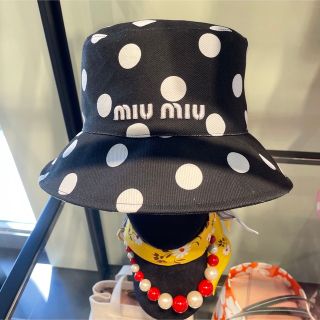 ミュウミュウ(miumiu)のロゴが目立つ！◆miumiu◆ミュウミュウ バゲットハット ドット 水玉 黒(ハット)