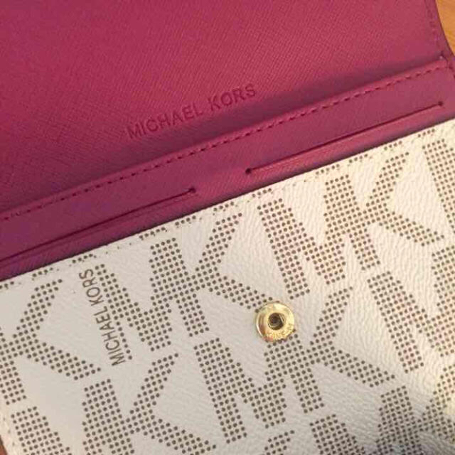 Michael Kors(マイケルコース)のマイケルコースパスポートケース✩新品 レディースのファッション小物(名刺入れ/定期入れ)の商品写真