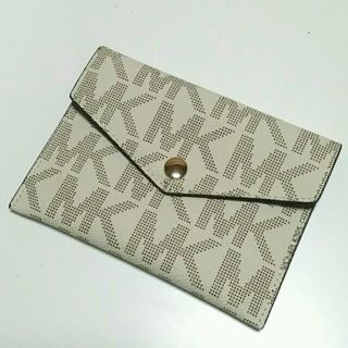 マイケルコース(Michael Kors)のマイケルコースパスポートケース✩新品(名刺入れ/定期入れ)