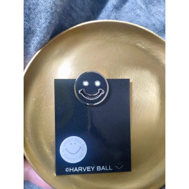 DEUXIEME CLASSE(ドゥーズィエムクラス)のDEUXIEME CLASSE SMILEY FACE PIN BADGE エンタメ/ホビーのアニメグッズ(バッジ/ピンバッジ)の商品写真