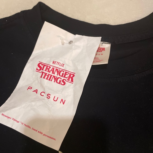 Urban Outfitters(アーバンアウトフィッターズ)の超レアコラボ品USA ストレンジャーシングス  pacsunブラック　tシャツ  レディースのトップス(Tシャツ(半袖/袖なし))の商品写真