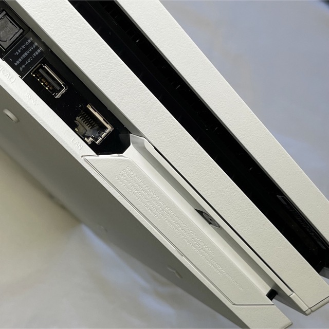 PlayStation4(プレイステーション4)のPS4 Pro CUH-7200B 1TB グレイシャーホワイト White エンタメ/ホビーのゲームソフト/ゲーム機本体(家庭用ゲーム機本体)の商品写真