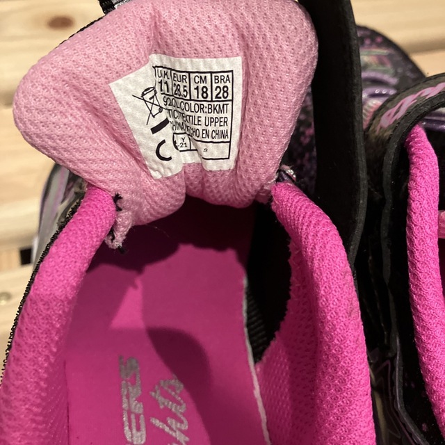 SKECHERS(スケッチャーズ)の未使用品　スケッチャーズ　女の子　18 スニーカー　光る靴 キッズ/ベビー/マタニティのキッズ靴/シューズ(15cm~)(スニーカー)の商品写真