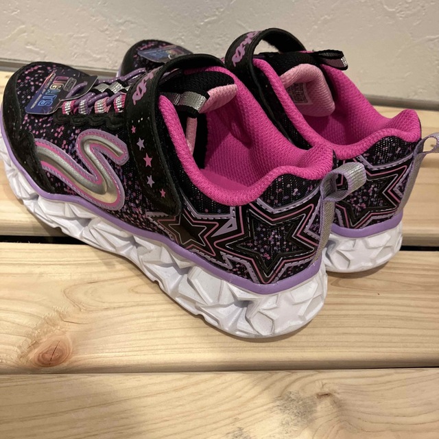 SKECHERS(スケッチャーズ)の未使用品　スケッチャーズ　女の子　18 スニーカー　光る靴 キッズ/ベビー/マタニティのキッズ靴/シューズ(15cm~)(スニーカー)の商品写真