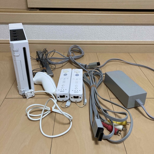 Wii(ウィー)のWii 一式セット エンタメ/ホビーのゲームソフト/ゲーム機本体(家庭用ゲーム機本体)の商品写真