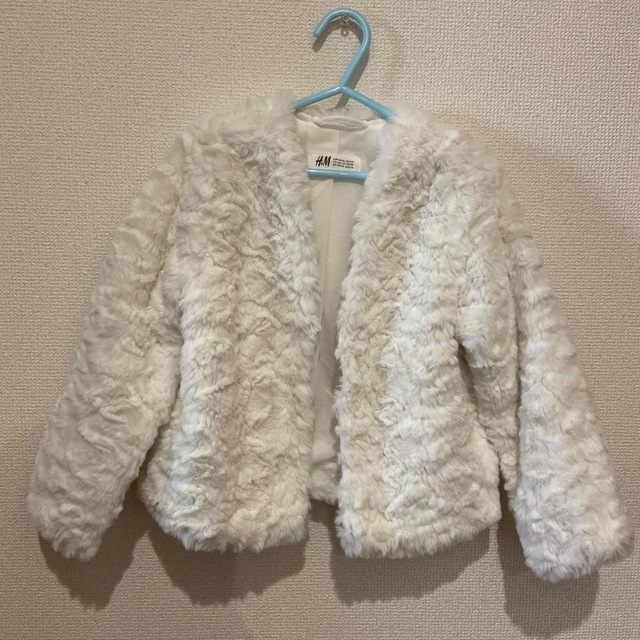 H&M(エイチアンドエム)のキッズ　長袖フェイクファーカーディガン キッズ/ベビー/マタニティのキッズ服女の子用(90cm~)(ドレス/フォーマル)の商品写真