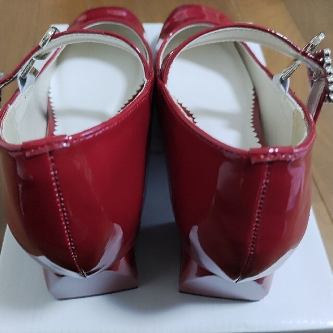 未使用　ストラップ　パンプス　エナメル　赤 レディースの靴/シューズ(ハイヒール/パンプス)の商品写真