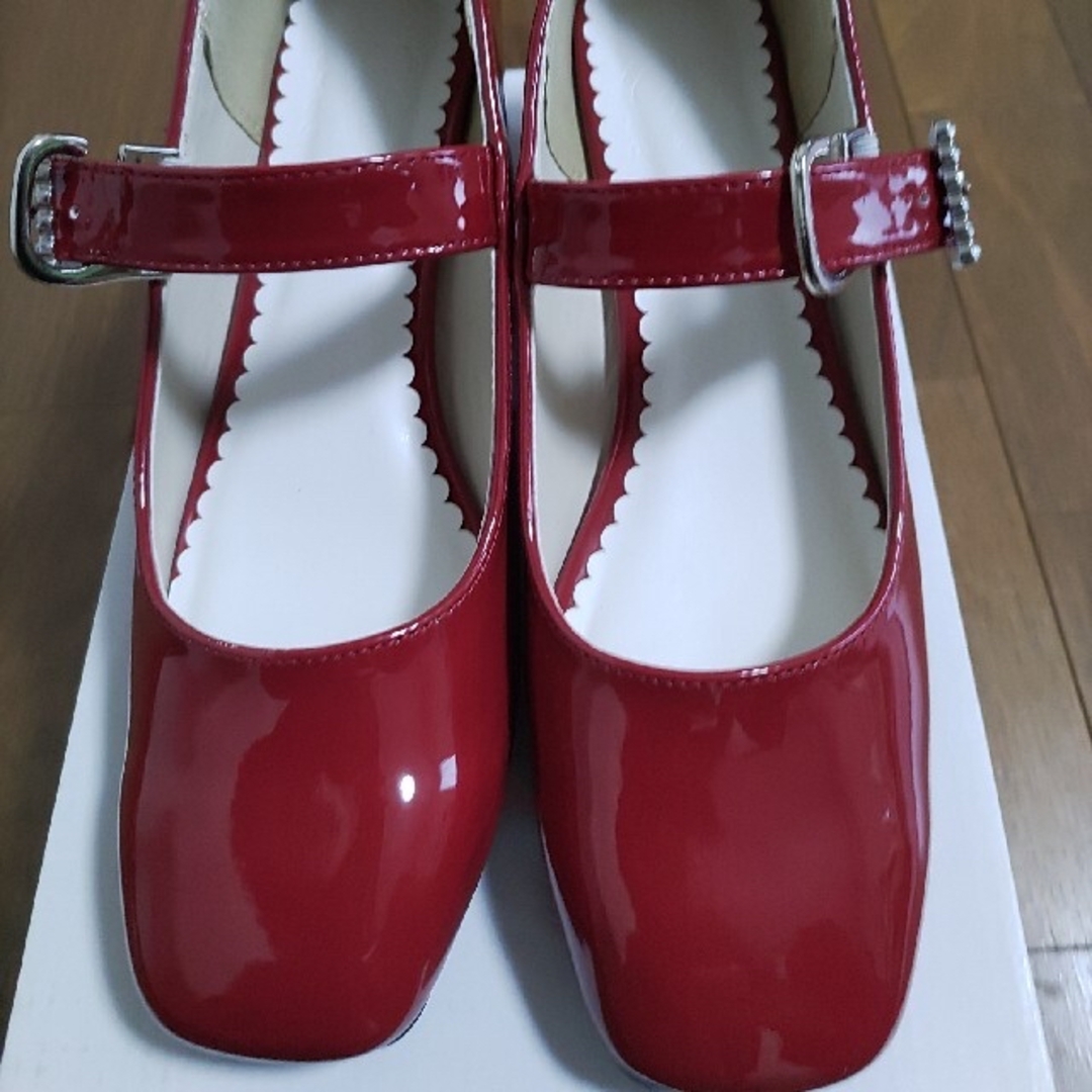 未使用　ストラップ　パンプス　エナメル　赤 レディースの靴/シューズ(ハイヒール/パンプス)の商品写真