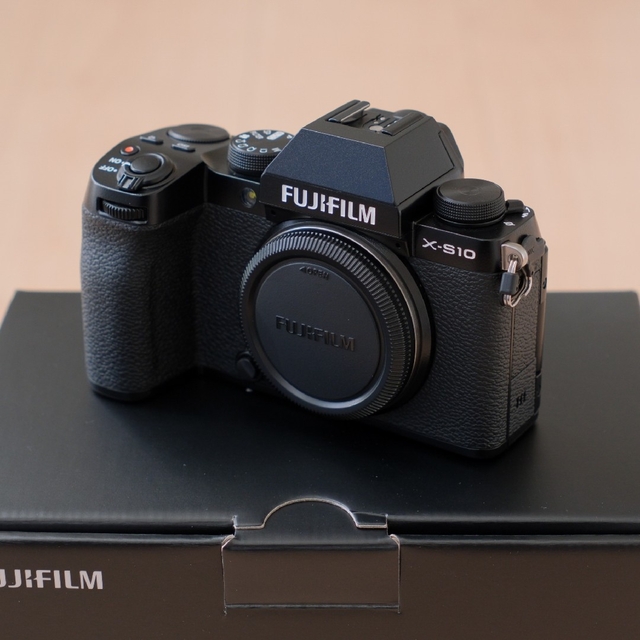 春新作の 富士フイルム - FUJIFILM X-S10 ボディ ブラック ミラーレス