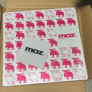 モズ(moz)のmoz  ガラス　カッティングボード　赤(テーブル用品)