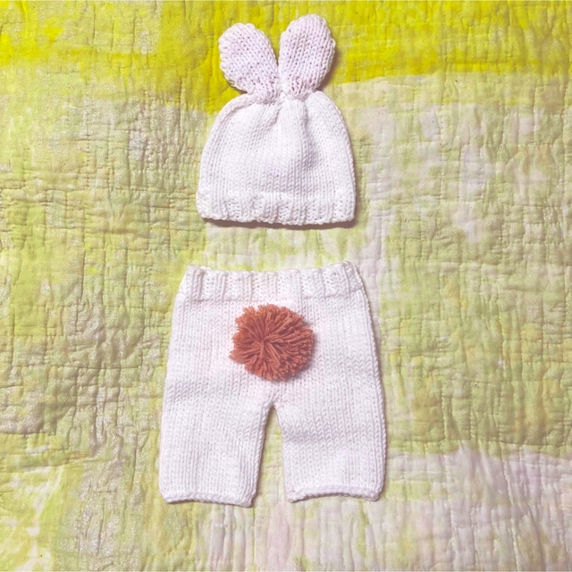 うさぎコスチューム　新生児ユニセックス ポンポン パンツ ＆  帽子  キッズ/ベビー/マタニティのベビー服(~85cm)(ニット/セーター)の商品写真