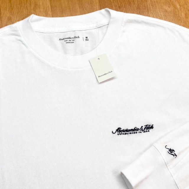 Abercrombie&Fitch(アバクロンビーアンドフィッチ)の新品【メンズXL】★アバクロ★シンプルスマート！刺しゅう入り長袖Tシャツ/白 メンズのトップス(Tシャツ/カットソー(七分/長袖))の商品写真