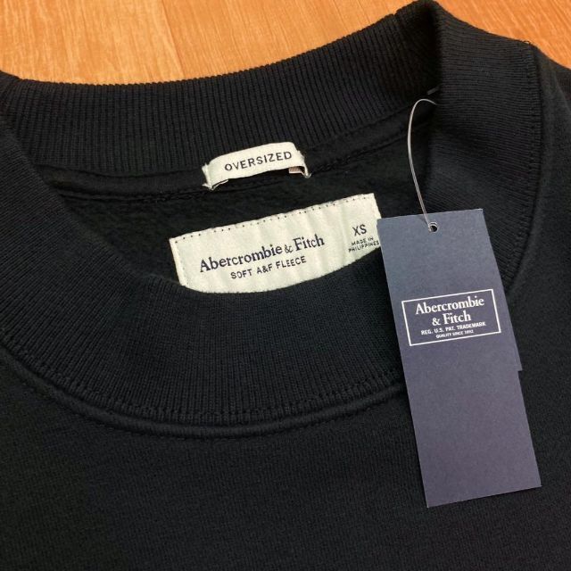 Abercrombie&Fitch(アバクロンビーアンドフィッチ)の新品【メンズXS】★アバクロ★人気の緩めシルエット！シンプルロゴトレーナー/黒 メンズのトップス(スウェット)の商品写真