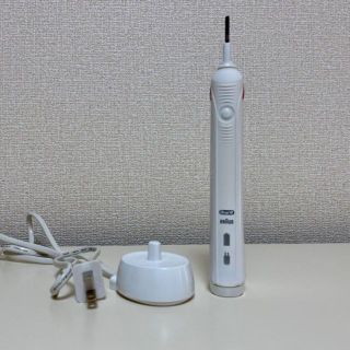 ブラウン(BRAUN)のブラウン オーラルB 電動歯ブラシ PRO2000ホワイト D5015132WH(電動歯ブラシ)