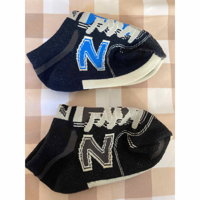 New Balance(ニューバランス)の未使用♡ニューバランス♡キッズ用靴下2足セット♡黒＆紺色♡13〜19cm♡ キッズ/ベビー/マタニティのこども用ファッション小物(靴下/タイツ)の商品写真